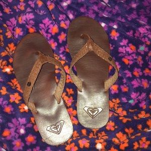 Gently used roxy flip flops